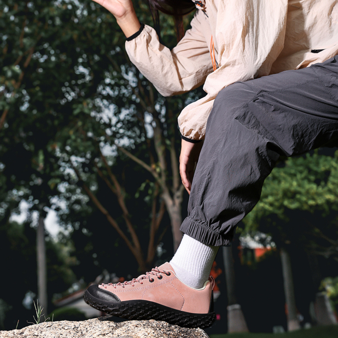 Atmungsaktiver Herren-Trekkingschuh, hält Füße trocken und angenehm bei Outdoor-Aktivitäten.