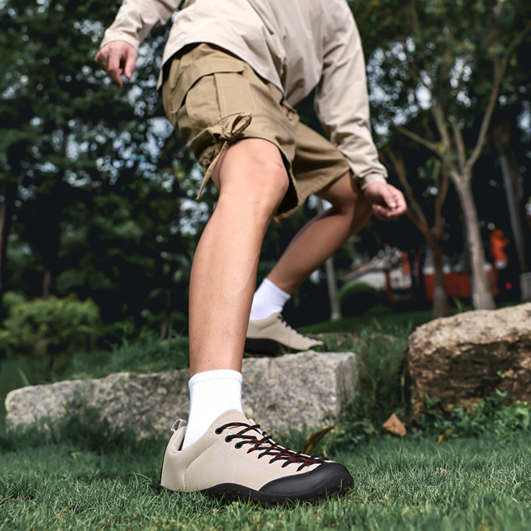 Der ideale Herren-Outdoorschuh: wasserdicht, bequem, robust & griffig für alle Wege.