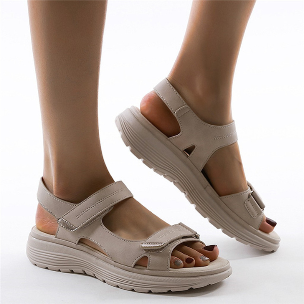 Hochwertige orthopädische Sandalen mit Klettverschluss, bieten Komfort & Stabilität bei Fussproblemen.