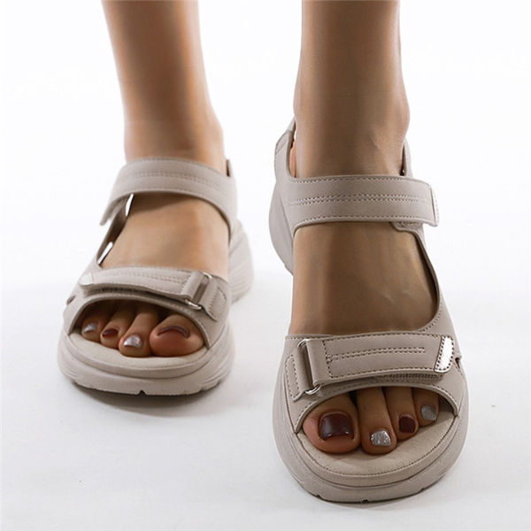 Moderne orthopädische Sandalen für Damen, verstellbar, atmungsaktiv, ideal bei Fussschmerzen.