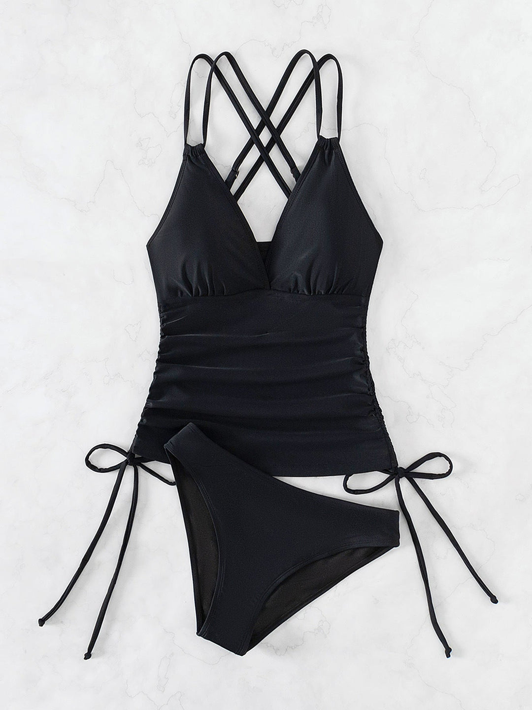 Stylischer Damen Tankini mit tiefem V-Ausschnitt und dekorativen Kreuzträgern, für den Sommer.