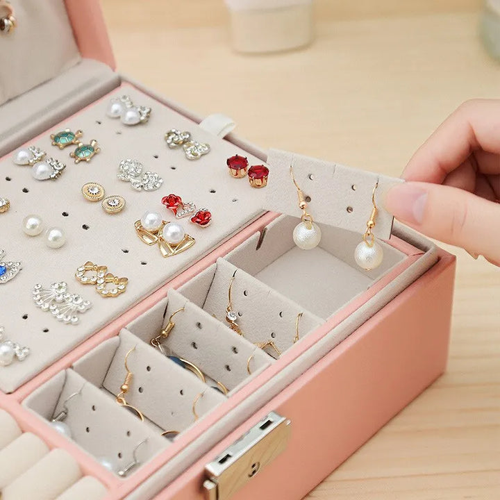 Schützende doppellagige Schmuckbox aus PU-Leder, bewahrt Ihren Damenschmuck sicher & ordentlich auf.