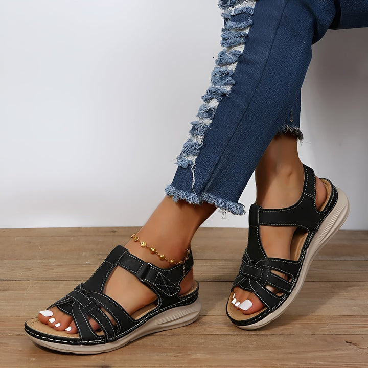 Gesunde Füße mit bequemen orthopädischen Damen Sandalen, die hervorragende Unterstützung bieten.