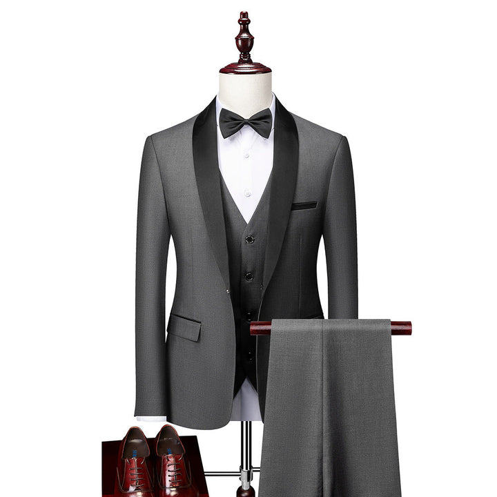 Zeitloser Herren Dreiteiler Anzug im Slim-Fit Stil. Perfekt als Hochzeitsanzug oder für gehobene Veranstaltungen.