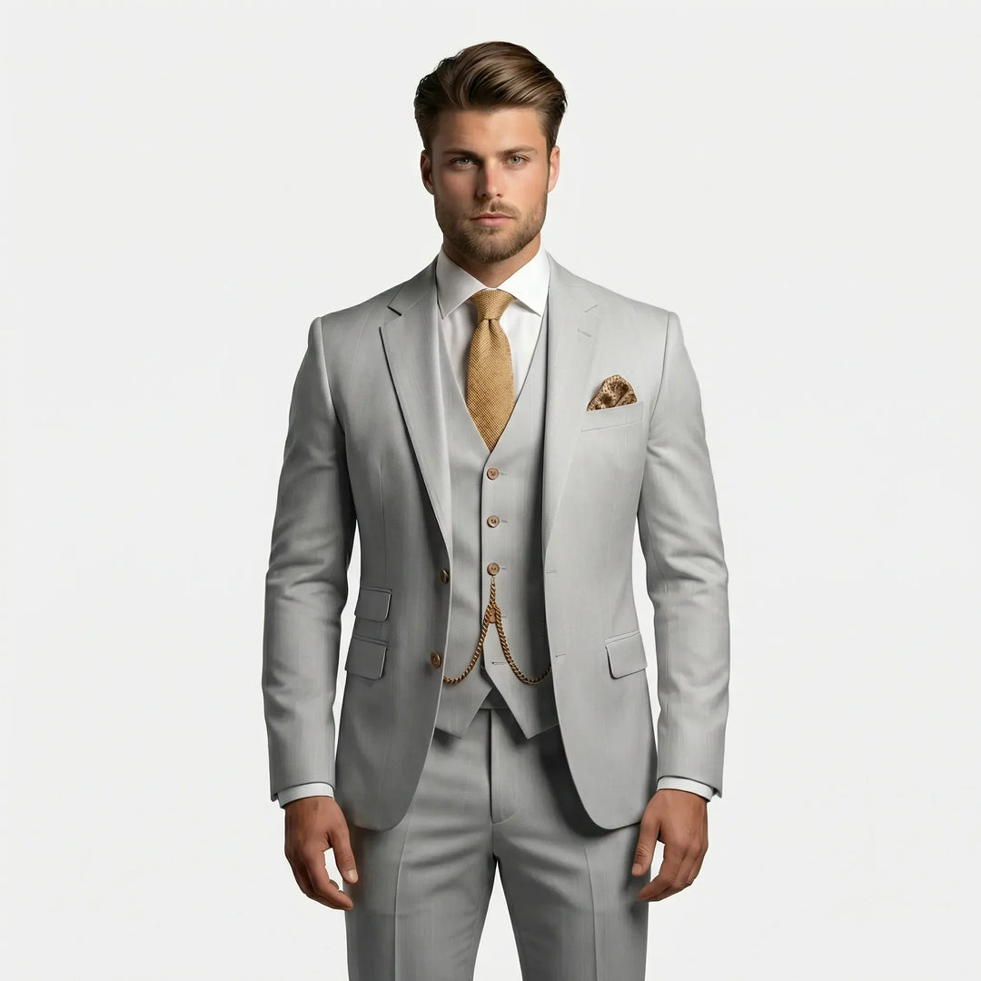 Herren Dreiteiliger Slim Fit Anzug Yannick seitlich. Zeigt elegante Passform & modernen Stil für Business & Party.