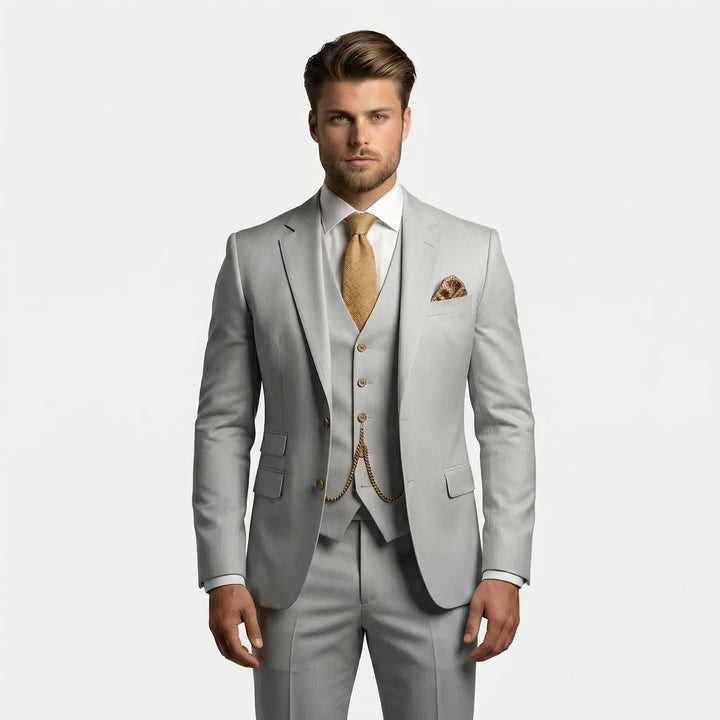 Herren Dreiteiliger Slim Fit Anzug Yannick seitlich. Zeigt elegante Passform & modernen Stil für Business & Party.