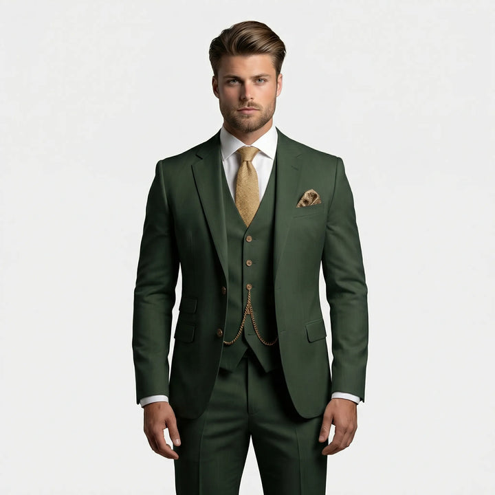 Modell trägt eleganten Herren Dreiteiligen Slim Fit Anzug Yannick. Ideal für Hochzeiten, Business & besondere Feiern.