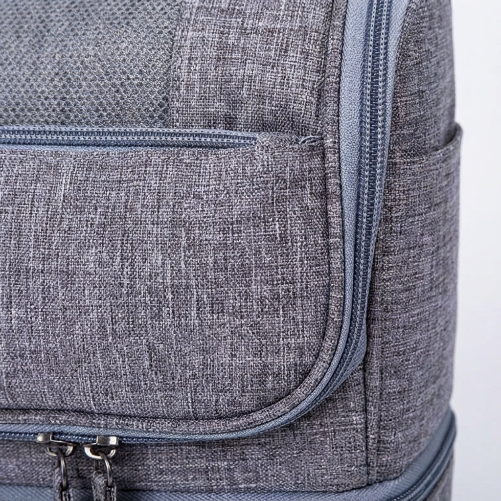 Geräumige Kulturtasche mit Doppelkompartiment für optimale Reise-Organisation von Toilettenartikeln.