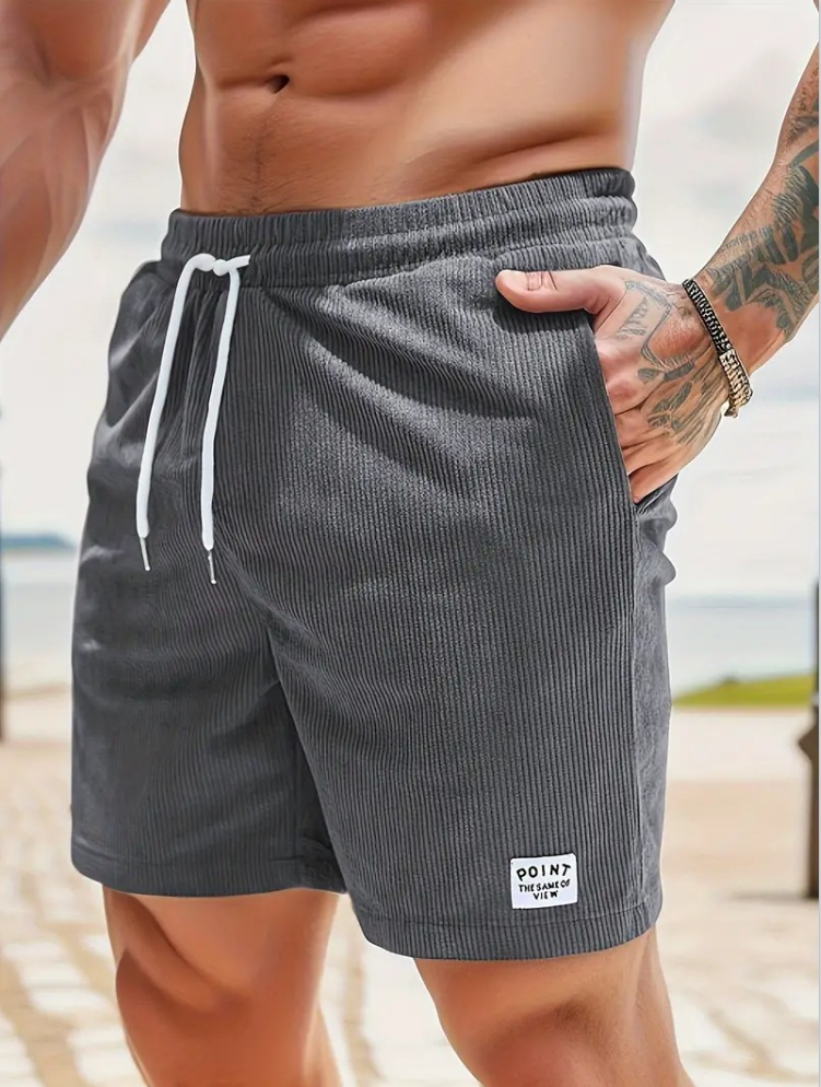 Herrenshorts Cori in sommerlicher Umgebung, lässig für Spaziergänge & Stadtbummel.