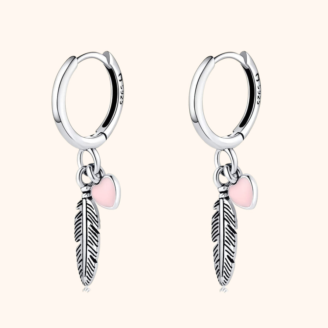 Elegante Damen Creolen mit zarter Feder und Herz Anhänger aus Silber oder Gold. Perfekter Damenschmuck.