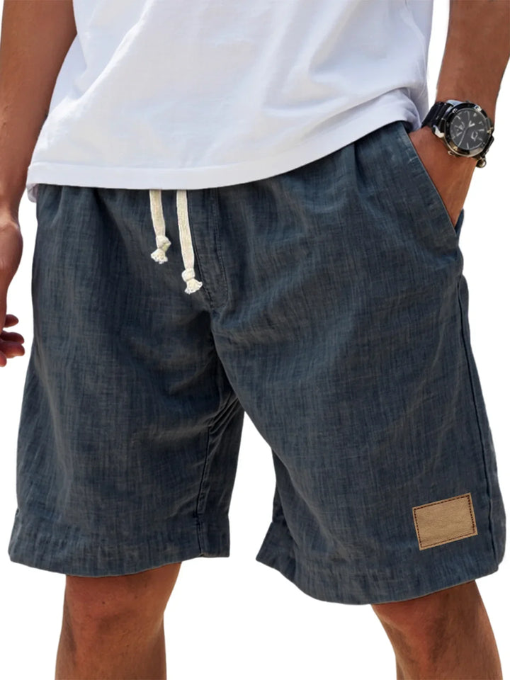 Nahaufnahme der strukturierten Herren Shorts im Relaxed Fit. Zeigt den leichten Stoff & die bequeme Passform für den Sommer.