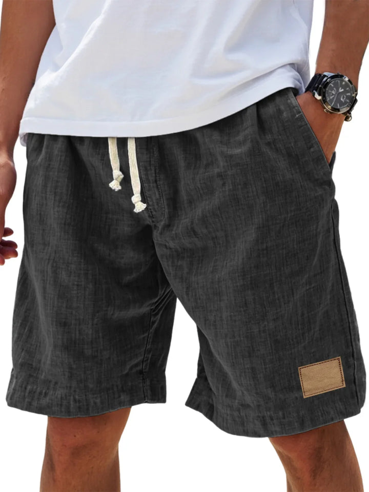 Vorderansicht der stilvollen Herren Shorts im Relaxed Fit. Eine bequeme und leichte Sommermode für Männer.