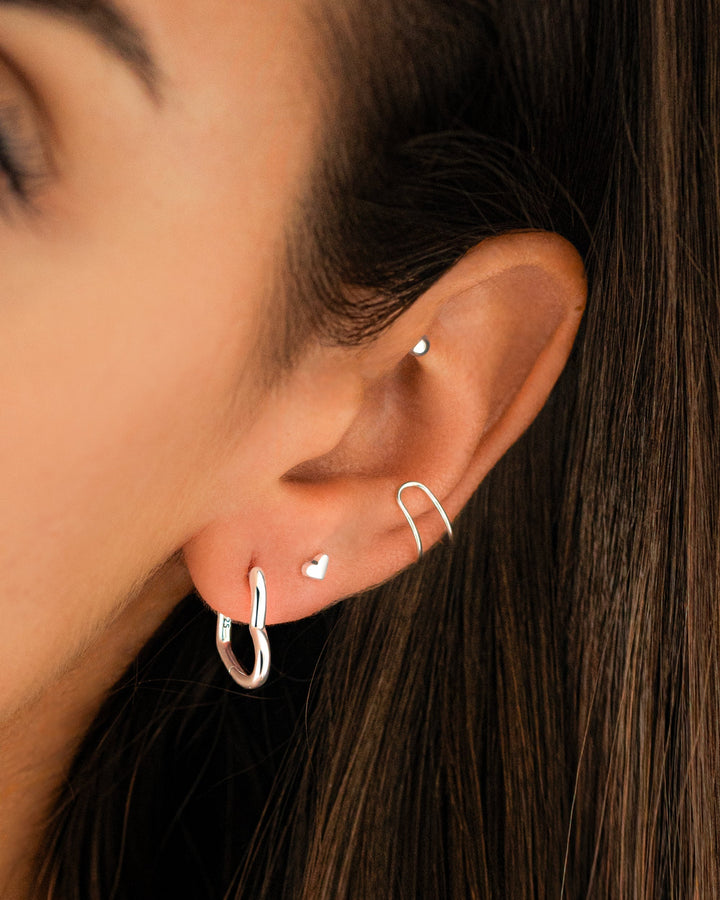 Stylische Ohrclips für Damen, U-förmig & X-Design. Zeitloser Schmuck in Silber- oder Goldoptik.