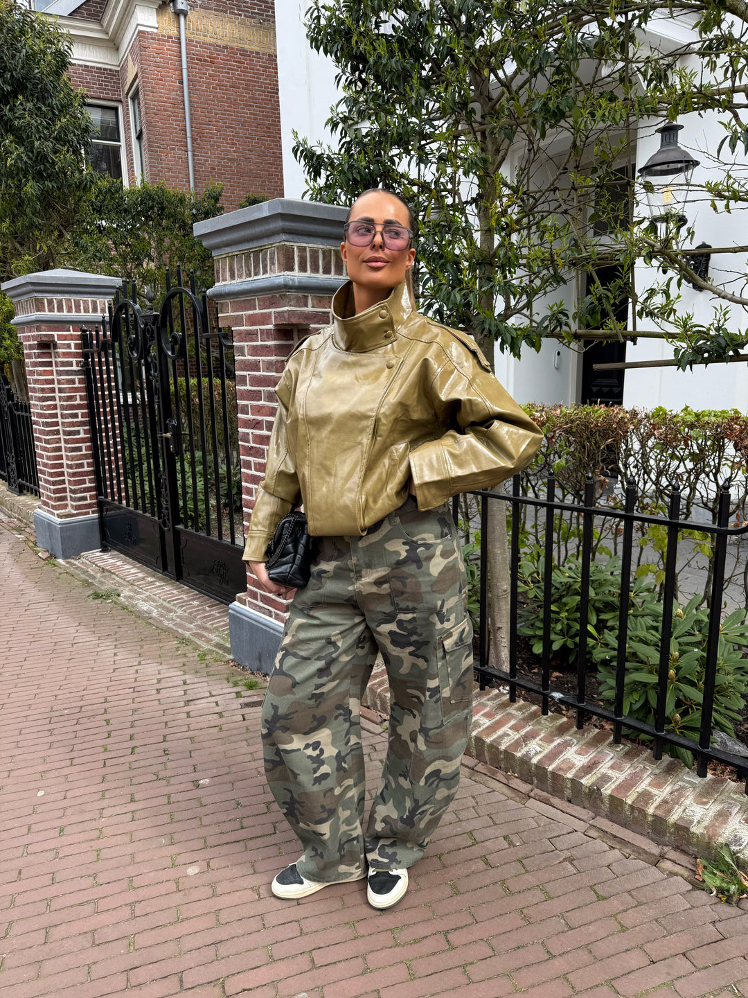 Detail: Camouflage-Muster und robuste Stoffqualität der Damen Cargo-Jeans mit Stretchbund.