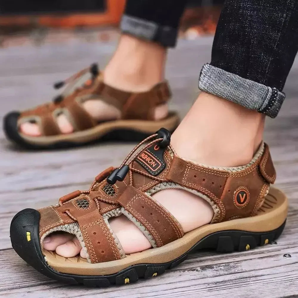 Herren All-Terrain-Sandalen mit orthopädischem Fußbett, ideal für Wanderungen und Outdoor-Aktivitäten im Sommer.