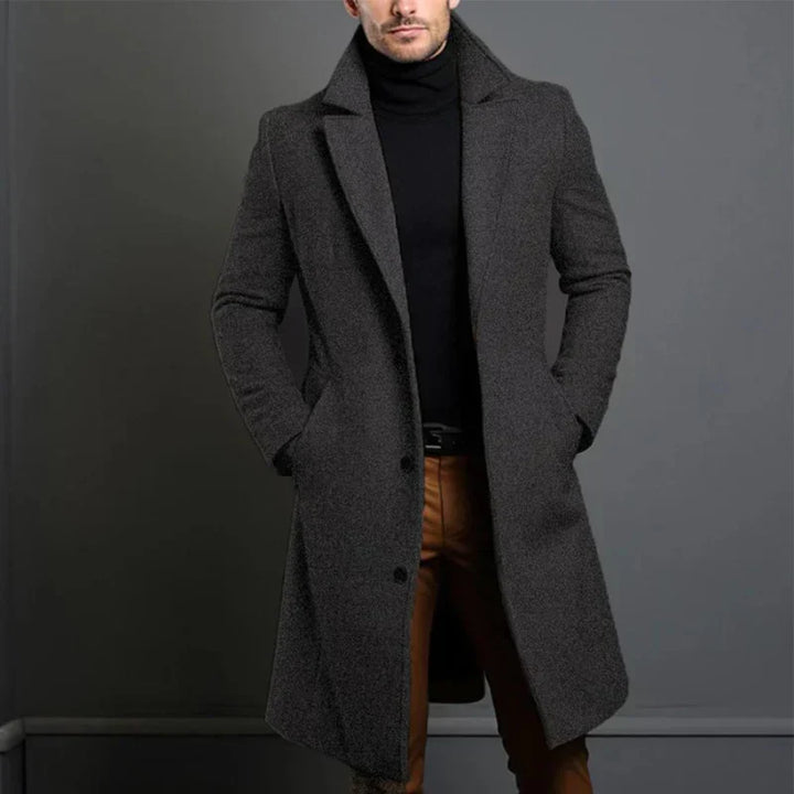 Stilvoller Herrenmantel im Trench-Stil, lang, mit Gürtel & Revers. Moderner Überzieher für Business.