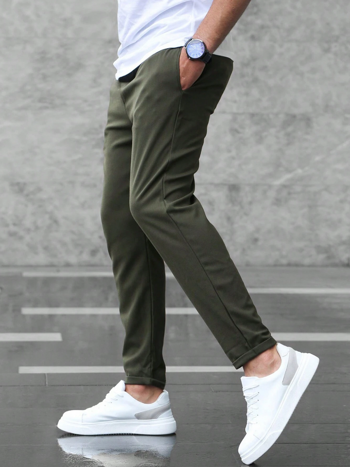 Lässige und elegante Herren Slim-Fit Freizeithose mit Kordelzug, ein Must-Have für moderne Herrenmode.