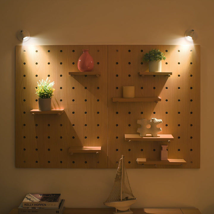 Batteriebetriebener, drahtloser LED-Spotlight, USB-aufladbar, ideal für flexible Innenbeleuchtung.