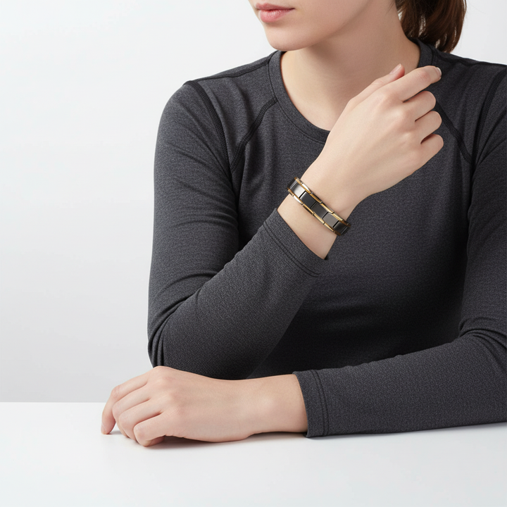 Zeitloses schwarzes Edelstahl Magnetarmband SlimAura. Herrenschmuck mit Fokus auf Energie.