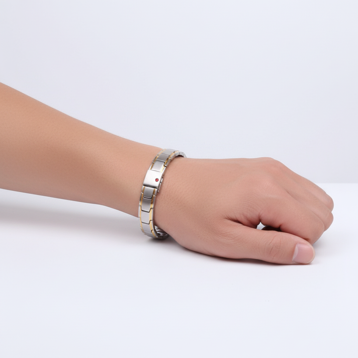 Elegantes schwarzes Herren Magnetarmband SlimAura aus Edelstahl, fördert Energie & Wohlbefinden.