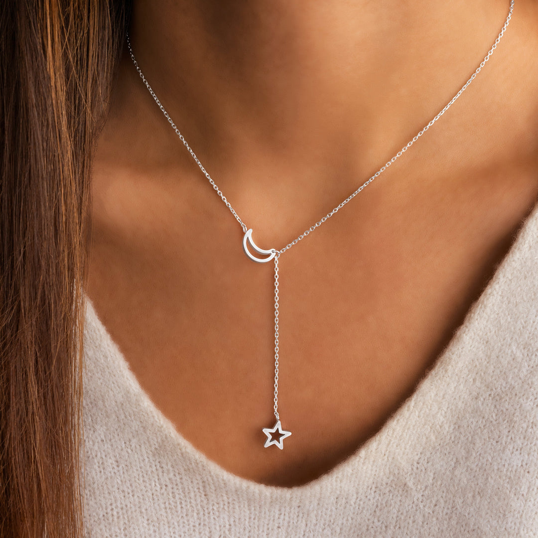 Modische Silberkette für Damen im Lagenlook-Stil, mit filigranen Mond- & Stern-Anhängern für kosmische Eleganz.