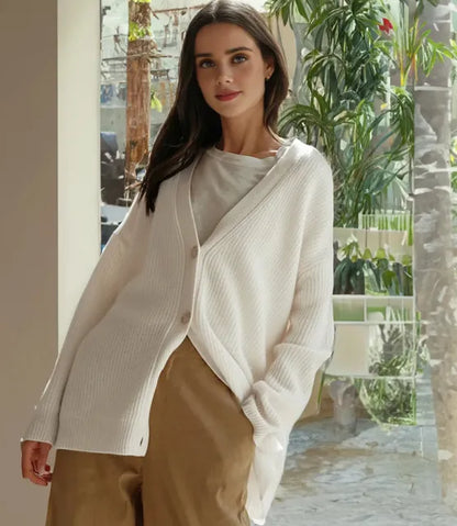Eleganter Damen Cardigan mit V-Ausschnitt Sylvie, weiche Kaschmir-Strickjacke für den Lagenlook.