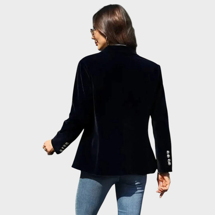 Dame trägt eleganten, taillierten Langarm Blazer; ideal für Geschäftstreffen oder Freizeit.