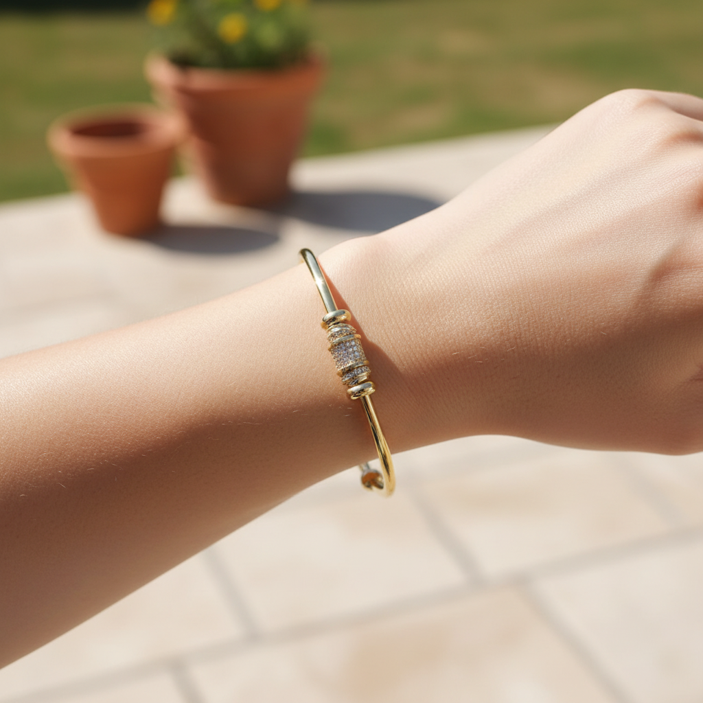 Elegantes zylindrisches Damen Armband verstellbar, perfekt als Schmuck Accessoire.