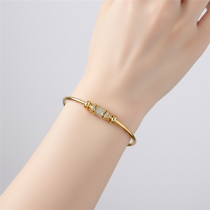 Verstellbarer Damen Armreif mit zylindrischem Design, ein glänzendes und elegantes Schmuckstück.