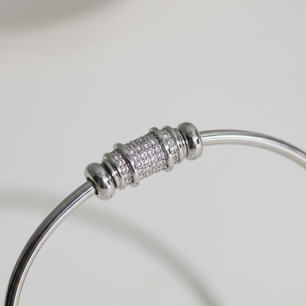 Zeitlos elegantes zylindrisches Damen Armband, ein ideales Geschenk für jeden Anlass.