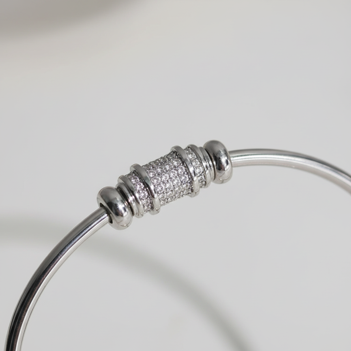 Zeitlos elegantes zylindrisches Damen Armband, ein ideales Geschenk für jeden Anlass.