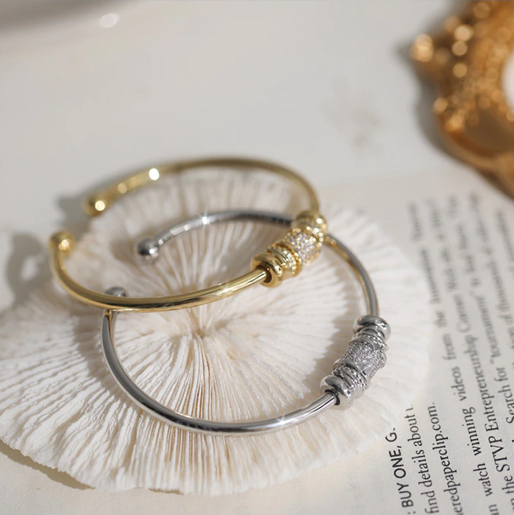 Modernes zylindrisches Damen Armband "LustreCircle", verstellbar für optimalen Komfort.