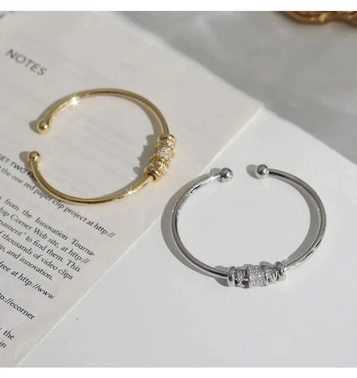 Edles verstellbares Damen Armband mit markantem zylindrischem Design für Eleganz.
