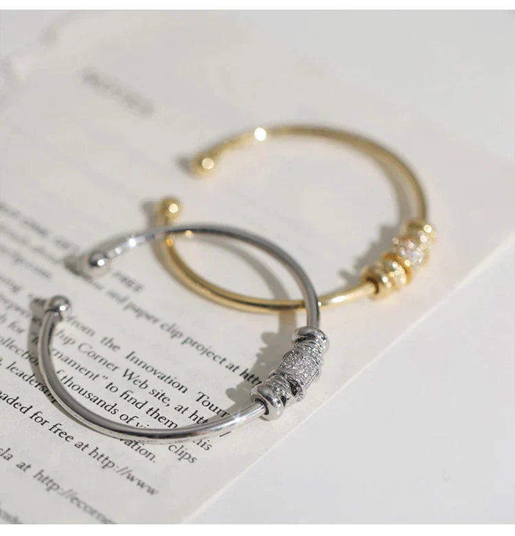Stilvolles zylindrisches Damen Schmuck-Armband, verstellbar und vielseitig kombinierbar.