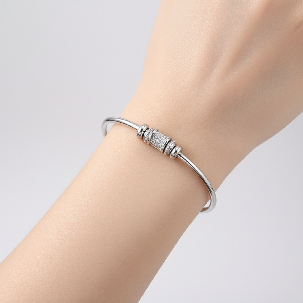 Damen Armband "LustreCircle" zylindrisch und verstellbar, ein Glanzstück für jede Garderobe.