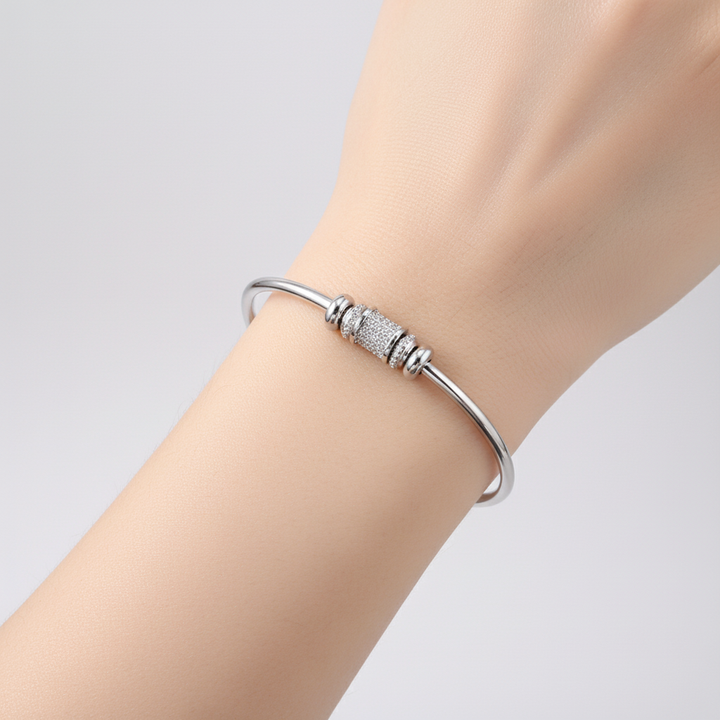Damen Armband "LustreCircle" zylindrisch und verstellbar, ein Glanzstück für jede Garderobe.