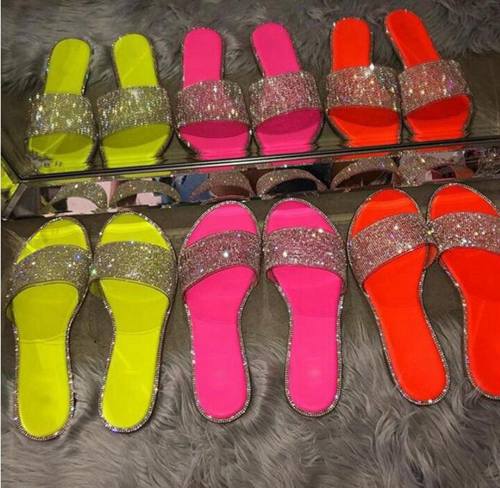Modische Sommer Sandalen für Damen, leicht & glitzernd. Ideal als bequeme Pantoletten.