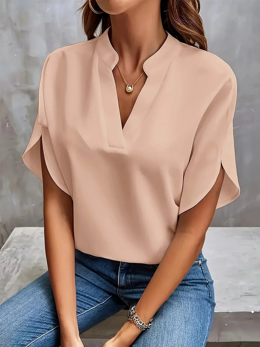 Schicke Bürobluse für Damen: Langarm mit V-Ausschnitt, ideal für Business und elegante Auftritte.