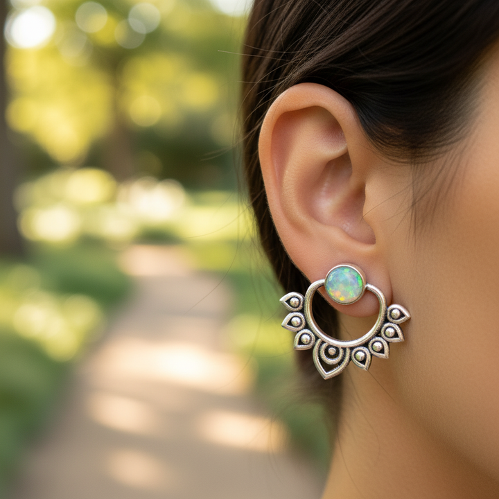 Elegante Damen-Ohrringe aus 925er Silber mit schimmerndem Opal, ein zeitloses Schmuckstück für Frauen.