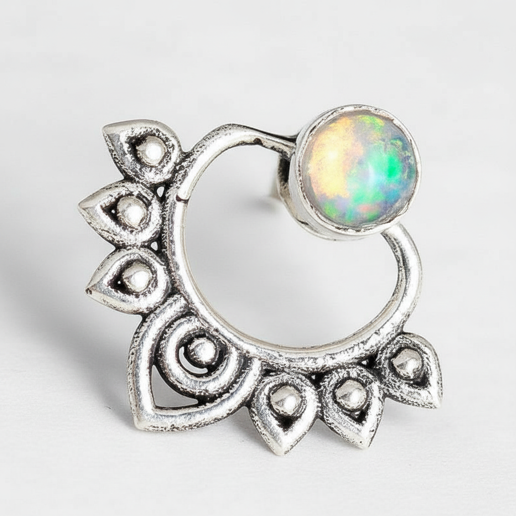 Detailaufnahme der Damen-Opalohrringe aus 925er Silber, die den faszinierenden Glanz des Opals zeigt.