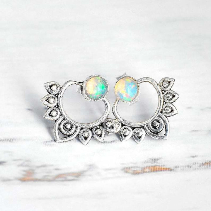 Moderne Damen-Ohrringe aus 925er Silber mit leuchtendem Opal, ideal als elegantes Accessoire für jeden Anlass.