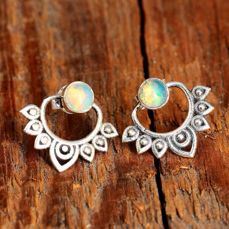 Glänzende 925er Silberohrringe mit Opal als Geschenkidee für Frauen, passend für besondere Momente.