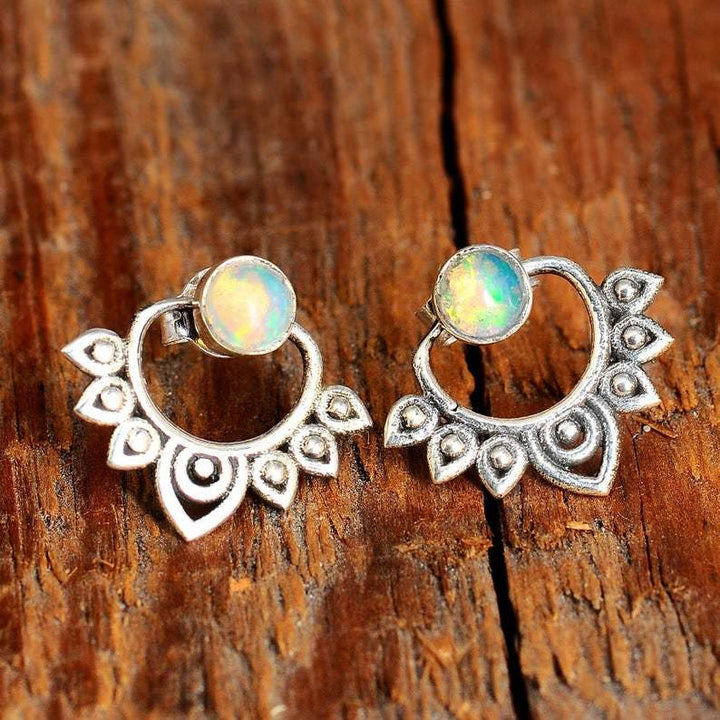 Glänzende 925er Silberohrringe mit Opal als Geschenkidee für Frauen, passend für besondere Momente.