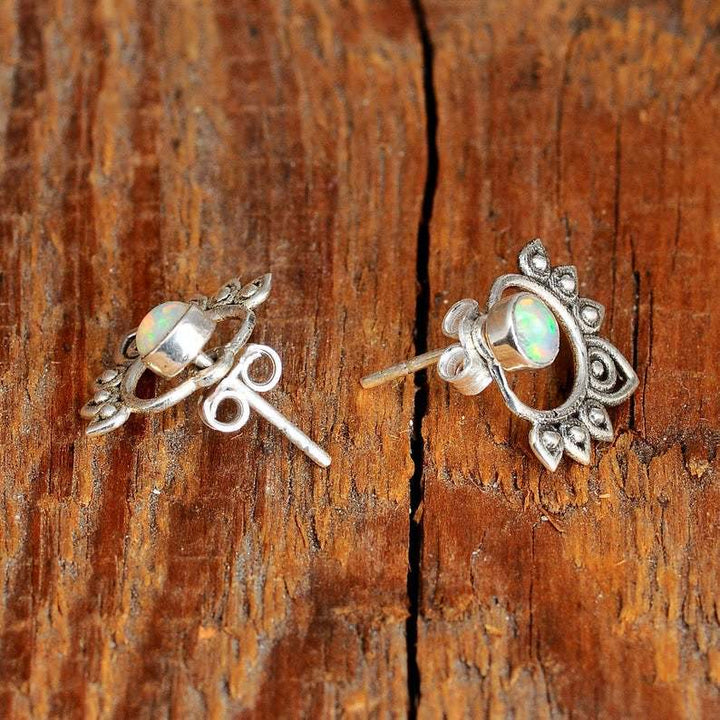 Hochwertige Damen-Opalohrringe aus Sterling-Silber (925) mit elegantem Design und schillerndem Stein.