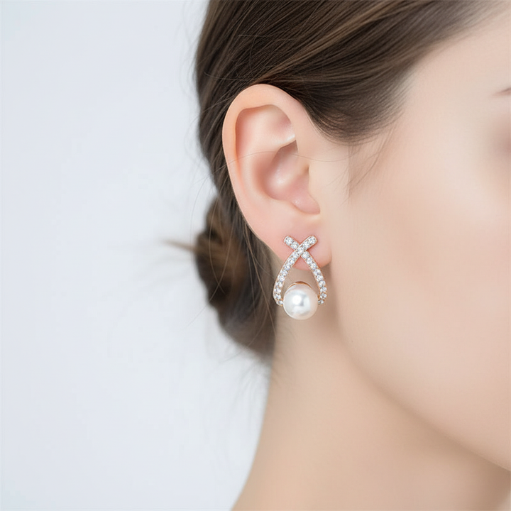 Nahaufnahme der eleganten GlamourPearl Perlenohrringe. Feine Perlen und glitzernde Details als Damenschmuck.