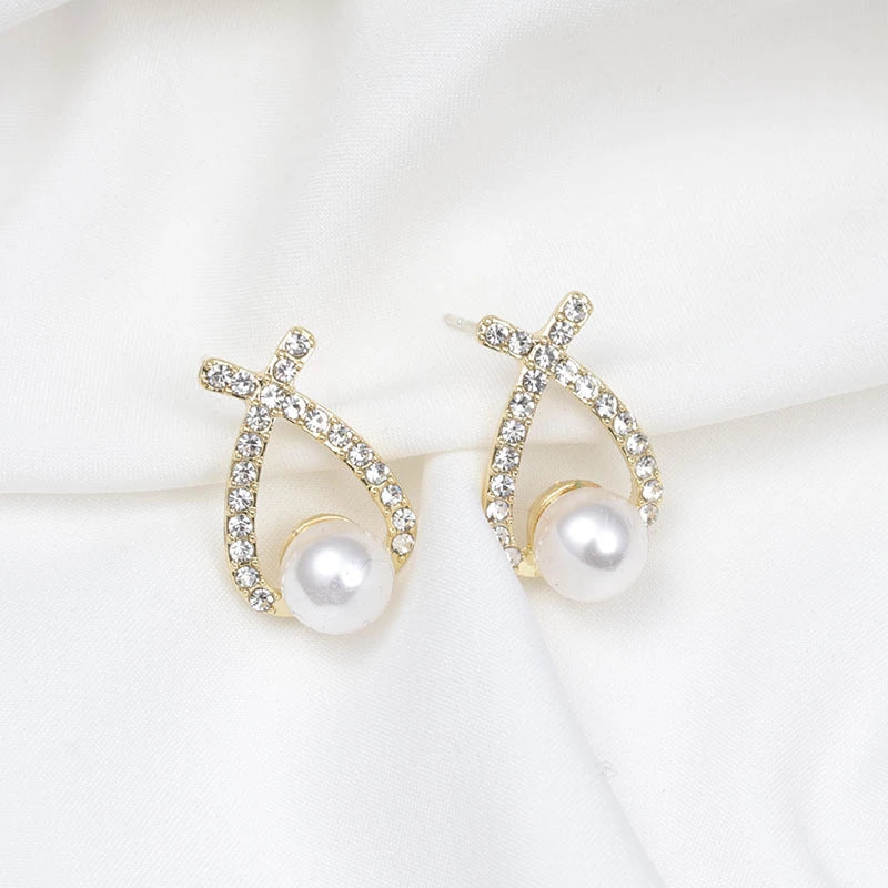 Damen GlamourPearl Ohrringe mit schimmernden Perlen. Moderner Modeschmuck, der Eleganz und Stil vereint.