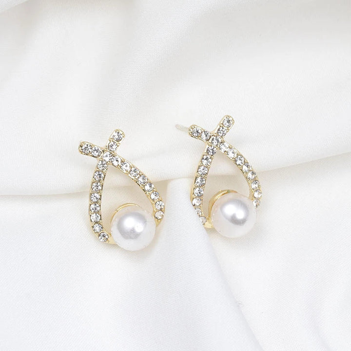 Damen GlamourPearl Ohrringe mit schimmernden Perlen. Moderner Modeschmuck, der Eleganz und Stil vereint.