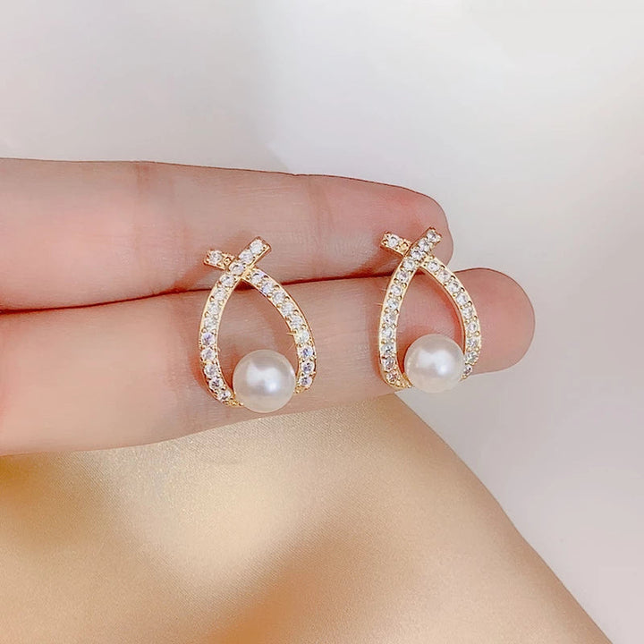 Glänzende Perlenohrringe für Damen von GlamourPearl. Klassisches Design mit edlem Glitzer für zeitlose Eleganz.