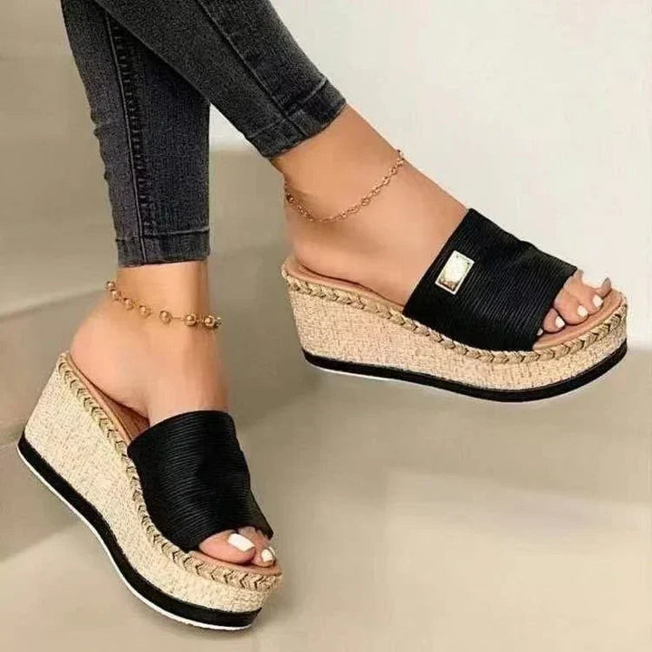 Bequeme, modische Sommersandalen für Damen mit orthopädischem Fußbett für entspannte Tage.