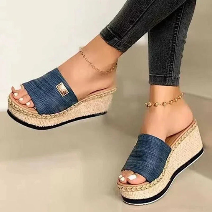 Modische orthopädische Damensandalen in elegantem Design, die Stil & optimalen Tragekomfort vereinen.
